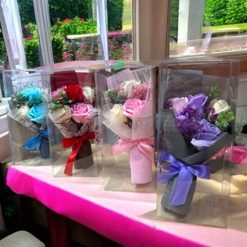 Buchet cadou în cutie transparentă – aranjament cu flori din săpun, perfect pentru 1 Martie, 8 Martie, Valentine's Day