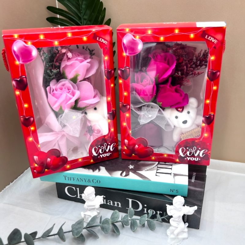 Aranjament cadou LoveBox cu ursuleț și flori din săpun – 1 Martie, 8 Martie, Valentines Day