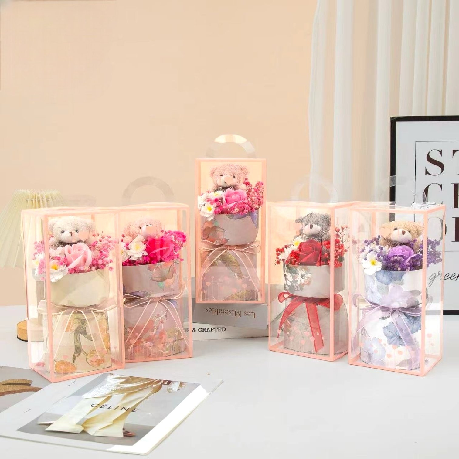 Cutie cadou cu ursuleț de plus și flori din săpun – 1 Martie, 8 Martie, Valentines Day