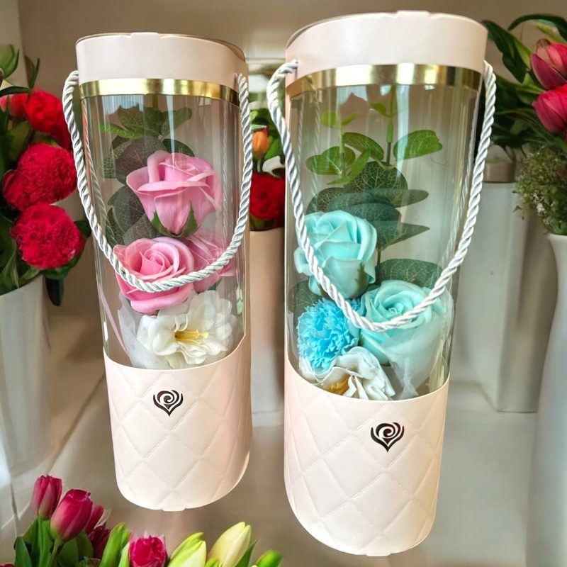 Cutie cadou cilindrică cu trandafiri din săpun, flori artificiale și ursuleț – 48 cm, model elegant cu mâner