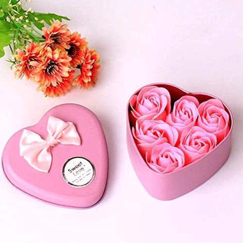 Aranjament cu flori de săpun în cutie inimă metal – cadou ideal pentru 1 Martie, 8 Martie, Valentine’s Day