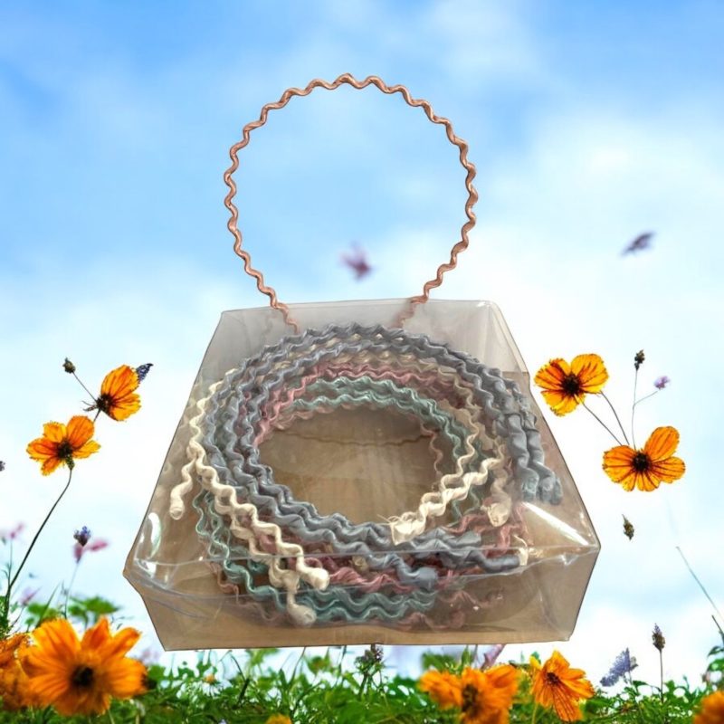 Coroniță ondulată din plastic cu material textil – model pastel