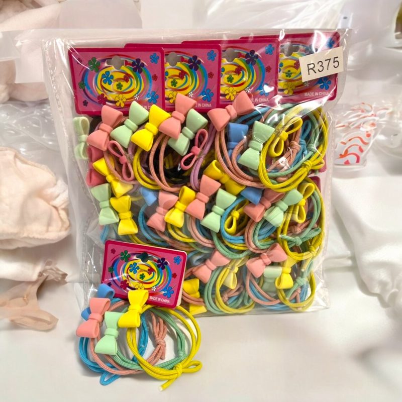 Set elastice colorate cu fundiță pastel – 4 bucăți/cartonaș (12 cartonașe/set)