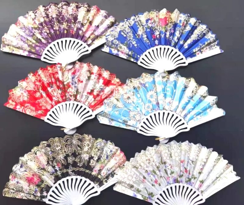 Evantai textil cu broderie aurie și imprimeu floral – model clasic pentru vară