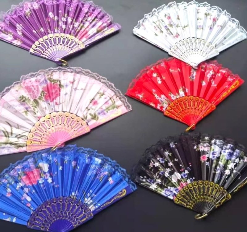 Evantai textil cu imprimeu floral și dantelă – eleganță vintage pentru vară