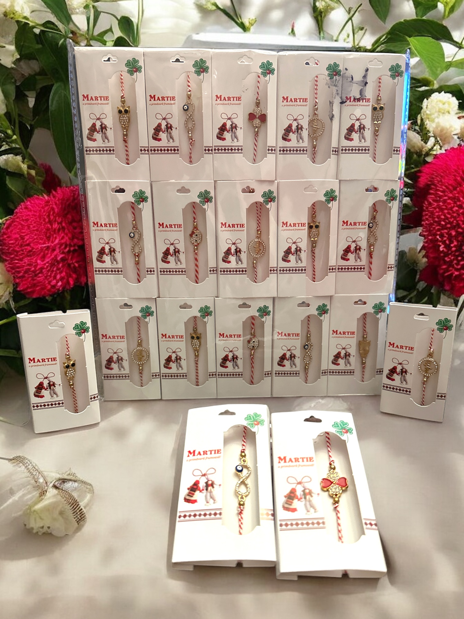 Set mărțișoare brățară – modele elegante cu șnur roșu-alb și decor metalic – 30/set