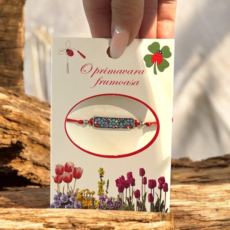 Mărțișor brățară tradițională –12/set – model colorat, ambalaj cu flori și mesaj „O primăvară frumoasă”