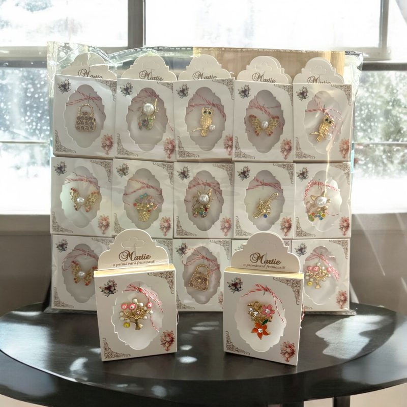 Mărțișor tradițional broșă – design elegant cu suport floral  – 30/set