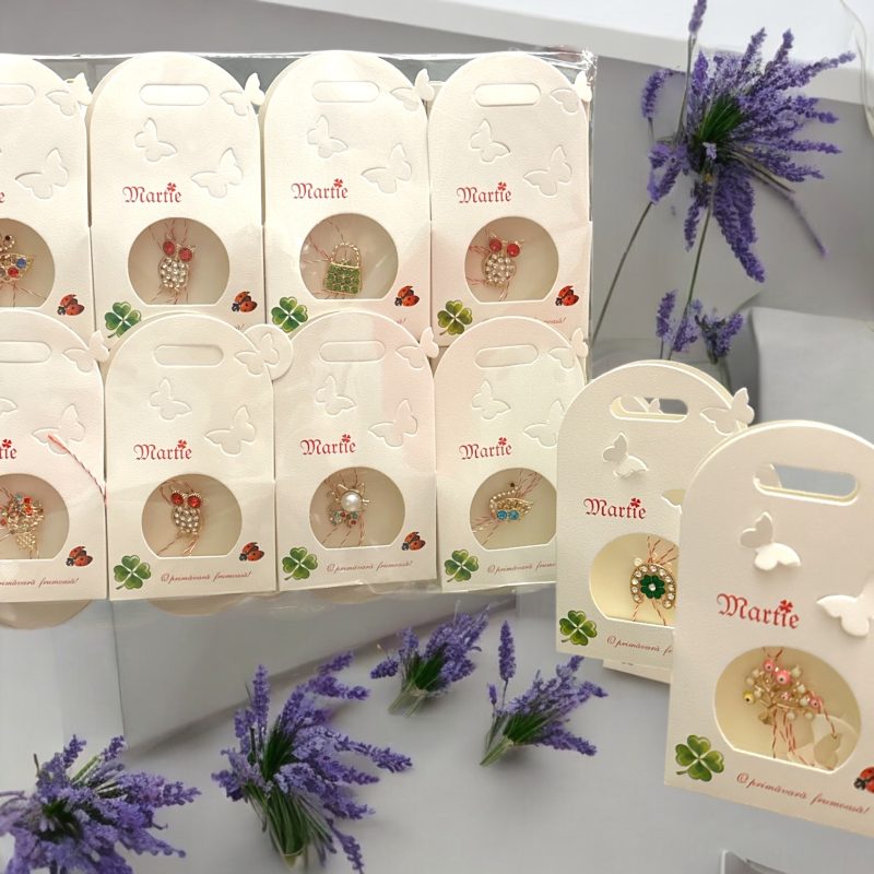 Mărțișor tradițional broșă – ambalaj cu fluturi în relief și decupaj rotund – 16/set
