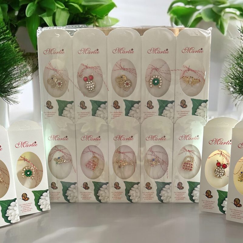 Mărțișor tradițional broșă – modele florale și simboluri norocoase, ambalaj cu ghiocei – 20/set
