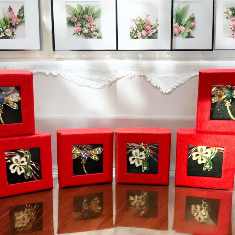 Mărțișor broșă metalică – 24/set – modele florale și simbolice în cutii roșii elegante