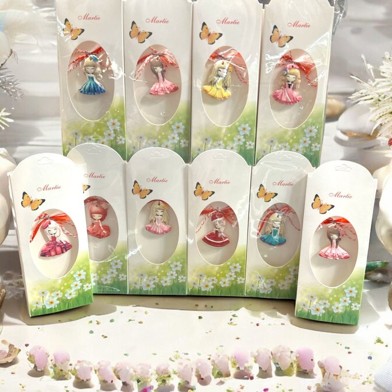 Pandant Mărțișor Ceramic – Fetițe cu Rochii Colorate – Model Tradițional – 24/set