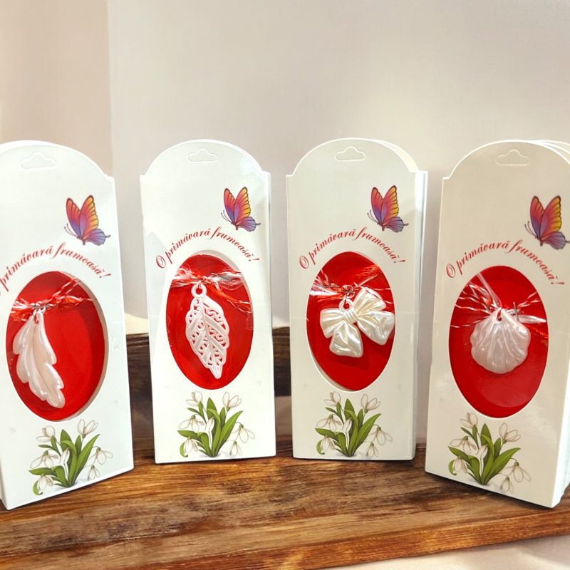 Mărțișor pandantiv alb – 24/set – modele delicate cu frunze, fundițe și flori, ambalaj elegant cu mesaj „O primăvară frumoasă!”