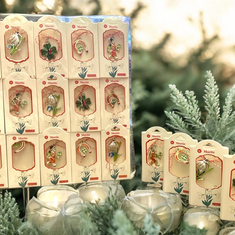 Mărțișor tradițional pandantiv – modele norocoase și florale pe suport cu ghiocei – 45/set
