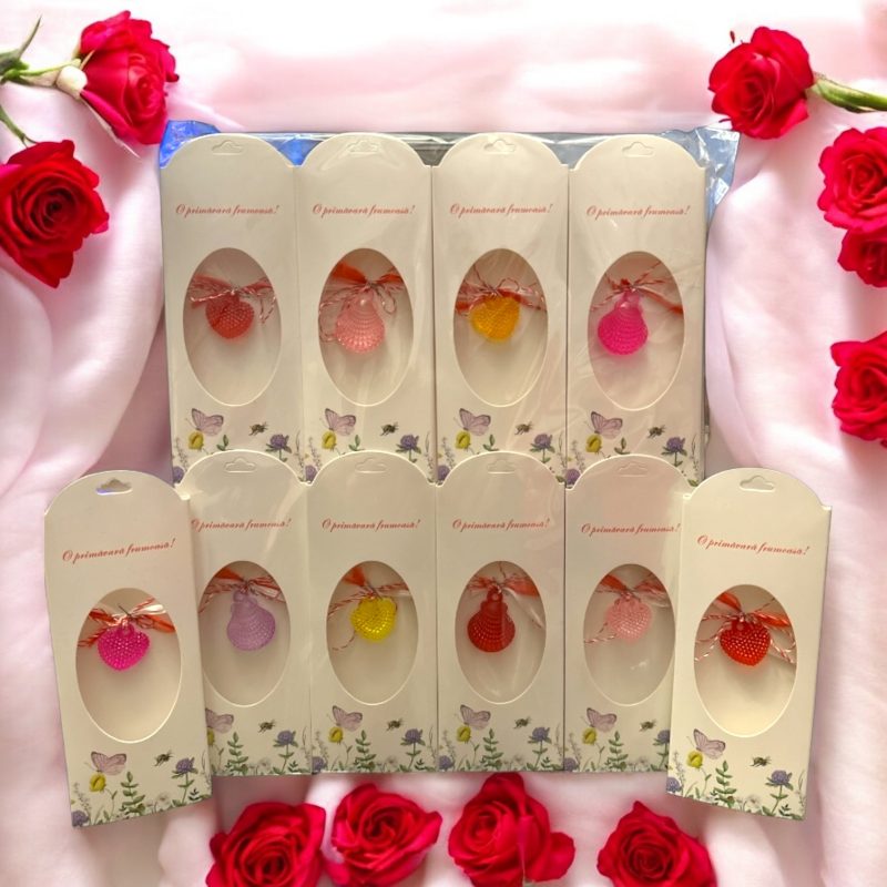 Mărțișor tradițional pandantiv – ambalaj elegant flori și fluturi.  Set 24 bucăți – Diverse culori – Mesaj „O primăvară frumoasă!”