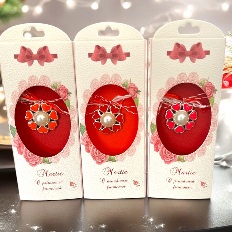 Mărțișor pandantiv floare cu perlă – 24/set – ambalaj elegant cu trandafiri și mesaj „O primăvară frumoasă”