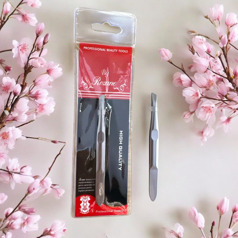 Pensetă profesională din metal mat pentru sprâncene – By Rozane, model ergonomic teșit