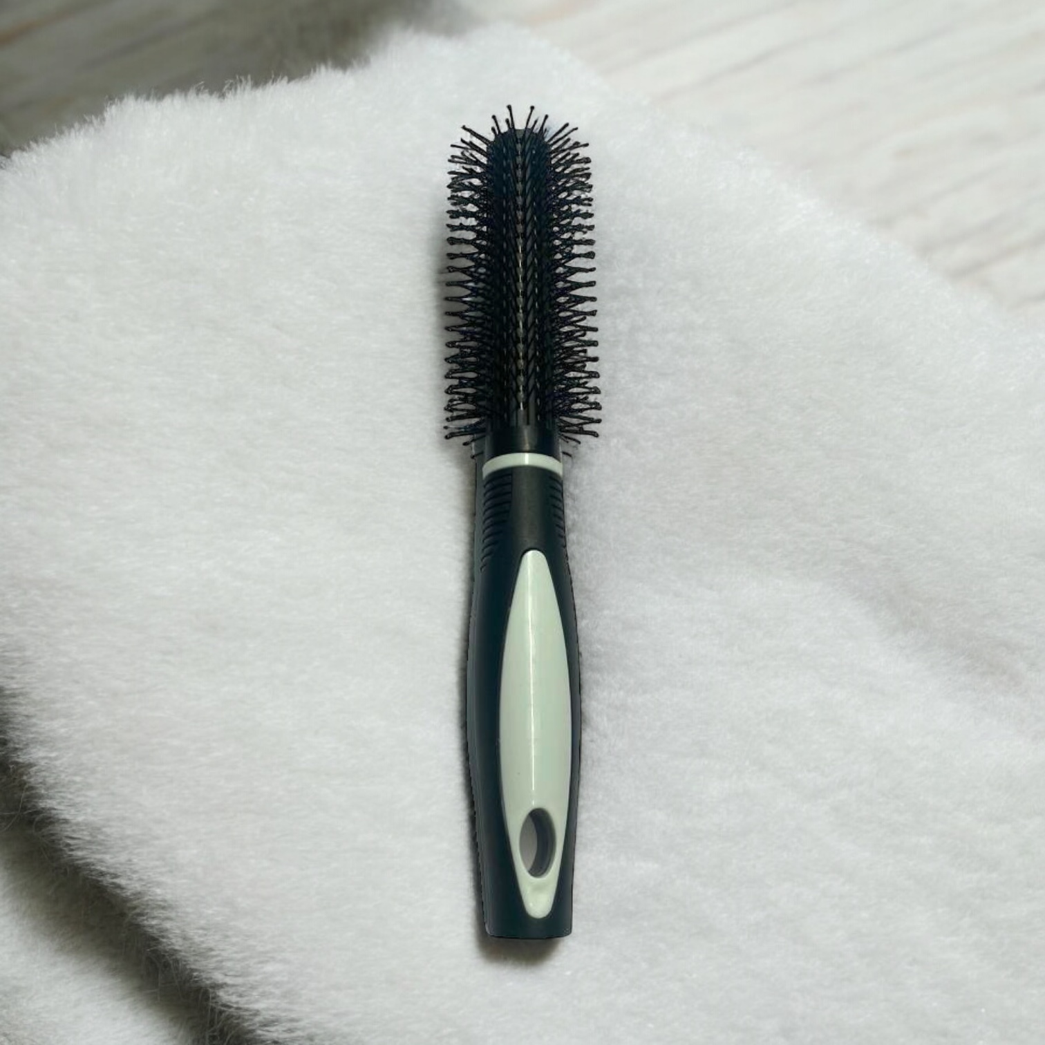 Perie profesională rotundă pentru coafat – volum, netezire și bucle perfecte