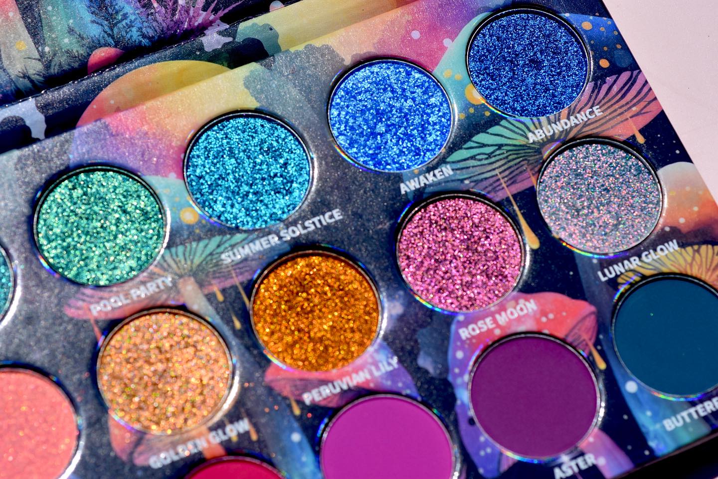 Paletă farduri IGOODCO cod 3695 – 18 culori intense cu glitter pentru machiaj expresiv - imagine 3