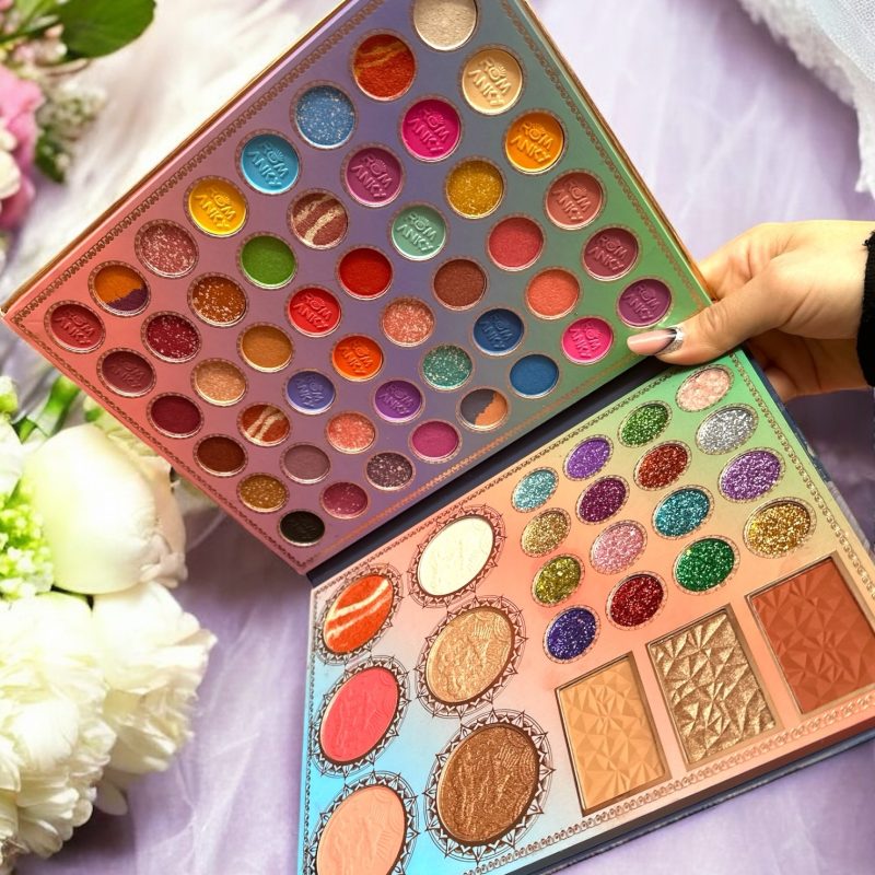 Paletă farduri multifuncțională Romanky cod 2209 – 73 culori ochi, glitter, iluminator și blush