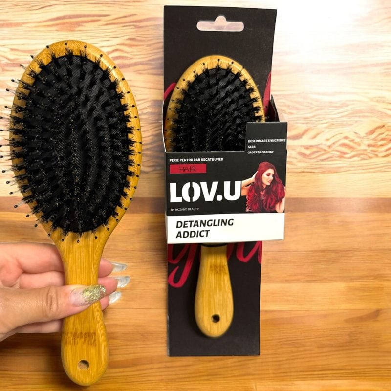 Perie ovală din lemn LOV.U Detangling Addict cu dinți dubli – descurcare delicată și eficientă, fără căderea părului