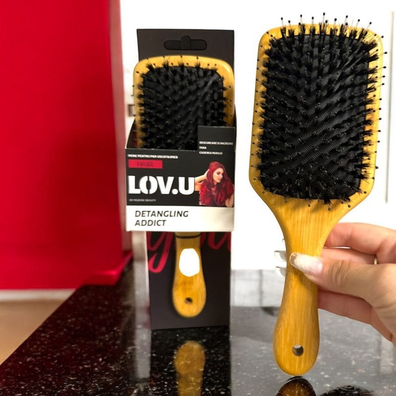 Perie din lemn LOV.U Detangling Addict cu dinți dubli – descurcare profesională, design natural, fără căderea părului