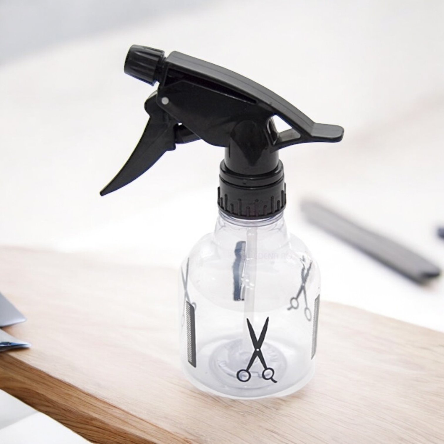 Pulverizator Transparent Mic pentru Coafor – Model Compact cu Imprimeu Foarfece și Piepteni