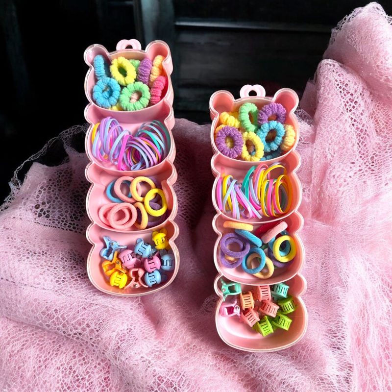 Set accesorii păr pentru copii în cutie compartimentată tip ursuleț – elasticuțe și clame pastelate