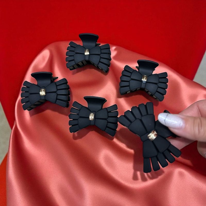 Clești de păr fundiță neagră cu accent auriu – aspect mat soft touch – design elegant