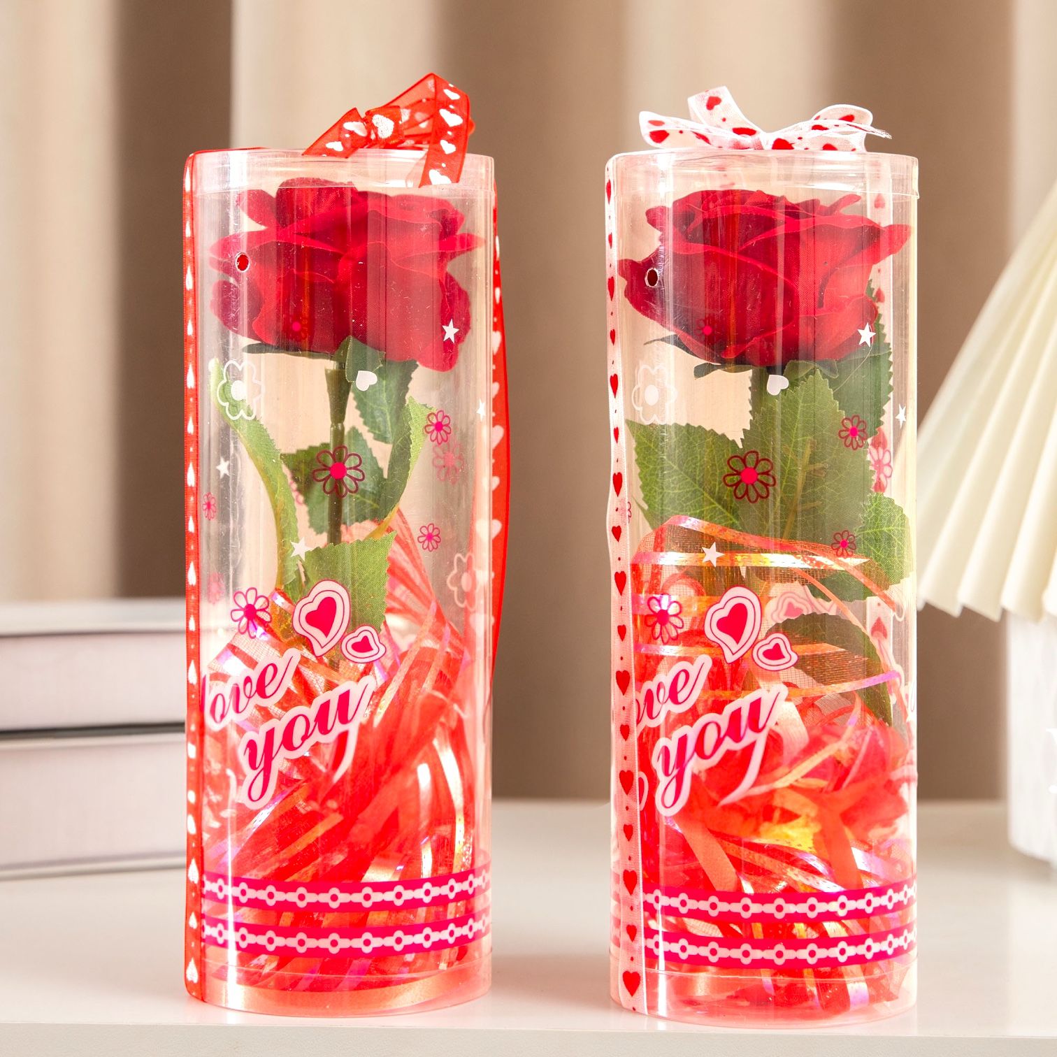 Cutie cadou cilindrică cu trandafir din flori de săpun – 22x10 cm