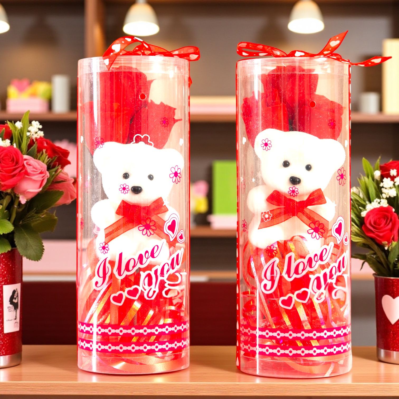 Cutie cadou cilindrică cu ursuleț de pluș și buchețel de trandafiri din flori de săpun – 22x10 cm