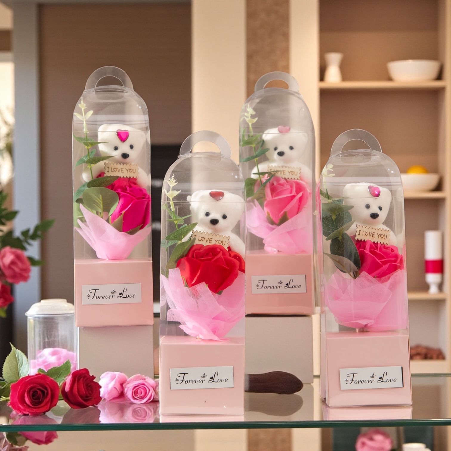 Cutie cadou cu ursuleț de pluș și buchețel de trandafiri din flori de săpun – 25x8 cm