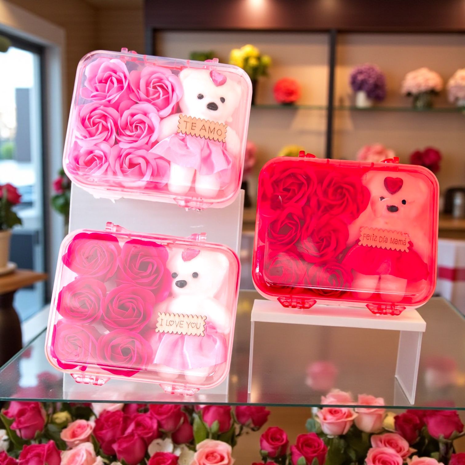 Cutie tip gentuță cu ursuleț de pluș și trandafiri din flori de săpun – 13.5x10.5 cm