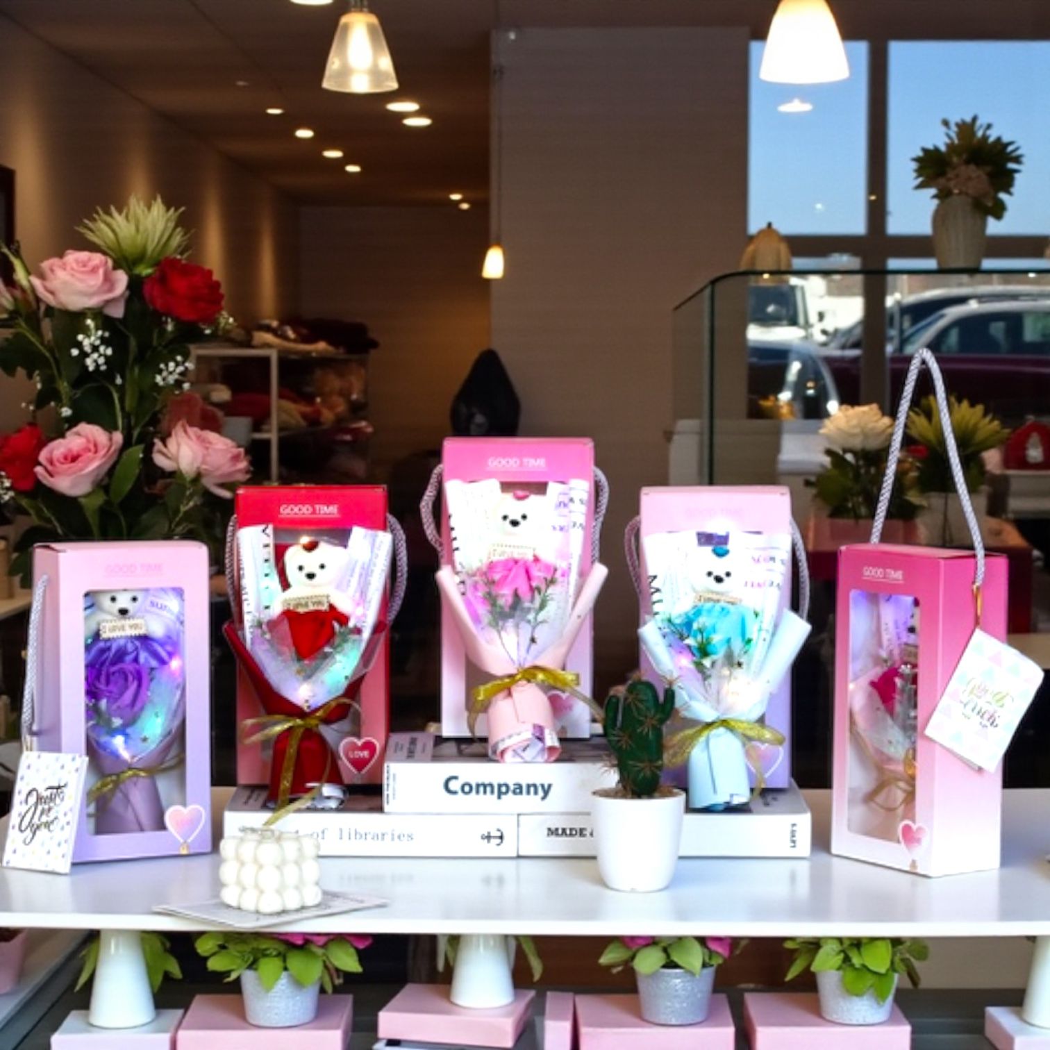 Trandafir din sapun cu ursulet – cutie cadou cu maner – 25x12.5x7cm (copie)