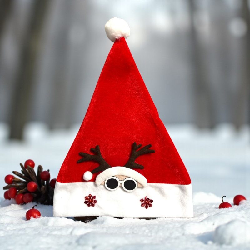 Căciulă Crăciun roșie 42 cm – model ren cu ochelari și blăniță albă